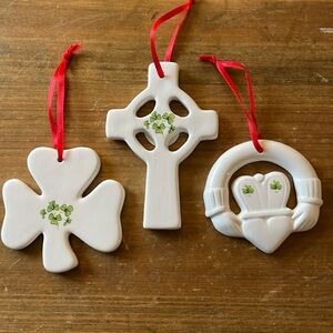 🌎 Set of 3 White Porcelain Irish Ornaments with little Shamrocks ☘️painted (8)